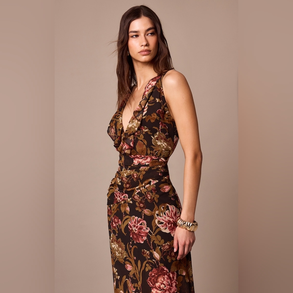 PrettyLittleThing Black Floral Printed Chiffon Ruched Detail Maxi Dress - Picture 3 of 7